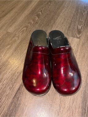 Womens Dansko wine colored clogs sz 41 (10.5-11)